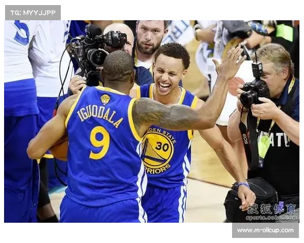 克莱三分命中引欢呼，独行侠勇士情感与竞技交织