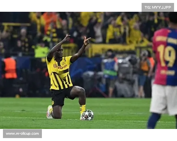 吉拉西点球罚失瞬间，多特蒙德前锋错过帽子戏法机会